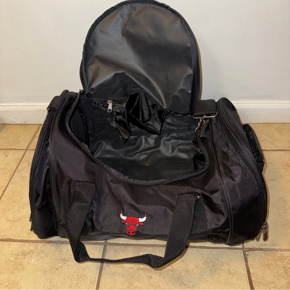 Chicago Bulls Duffle Bag - Picture 6 of 12